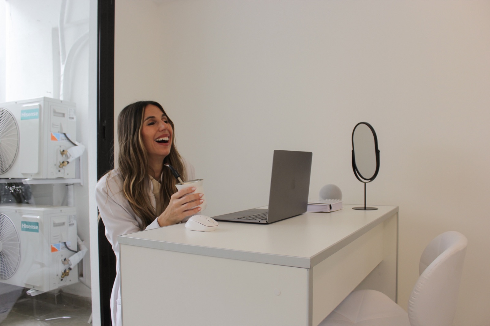 Dra. Perochena sonriendo en su escritorio con el mate